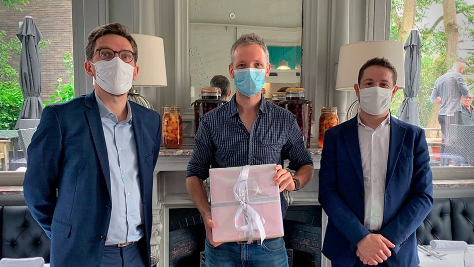 Юго Эрман (в центре) — победитель конкурса «Эксперименты с KONE DX», предложивший подключить кресло-каталку к лифту*.