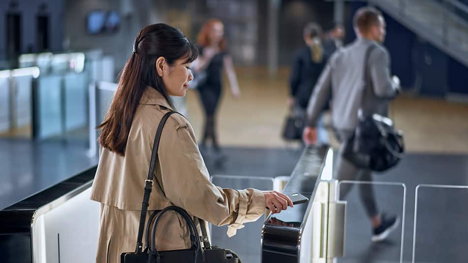 Бесконтактная офисная среда, управляемая с помощью приложений, сокращает риски для здоровья при перемещении людей по зданиям.